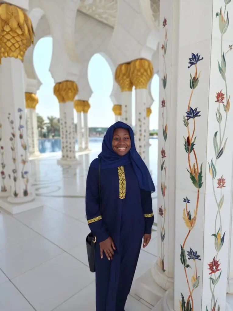 woman at abu dhabi mosque