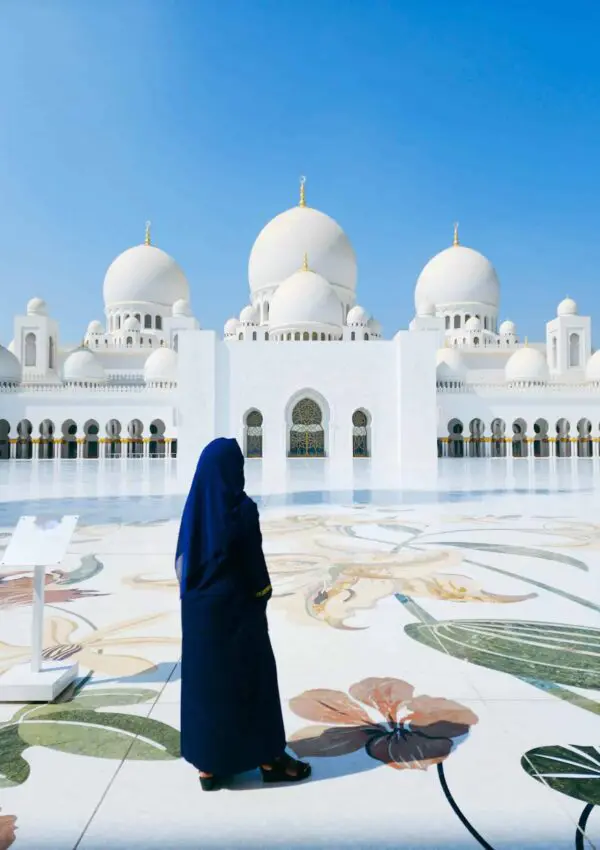 From Traditional to Trendy: What to Wear in Abu Dhabi