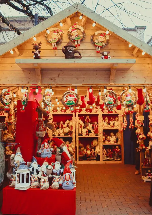 10 Best Christmas Towns in the US for Families to Visit This Holiday Season