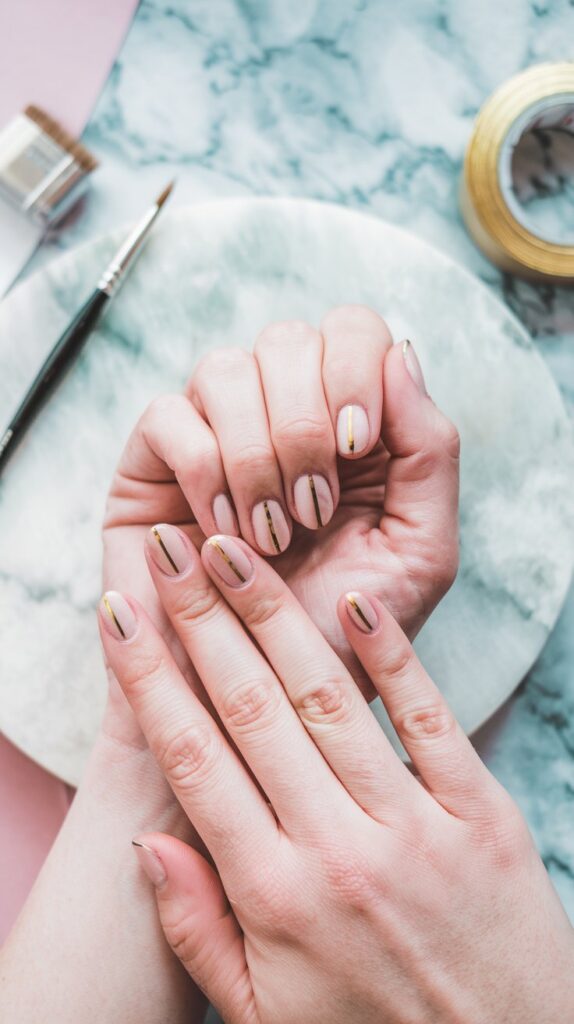 minimal lines nails